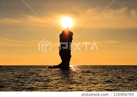 [Shimane Prefecture] Candle Island lit up by the setting sun (Dogo, Oki Islands) 128908784