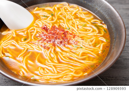 美味辛辣的台灣拉麵 128909393