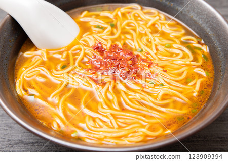 美味辛辣的台灣拉麵 128909394