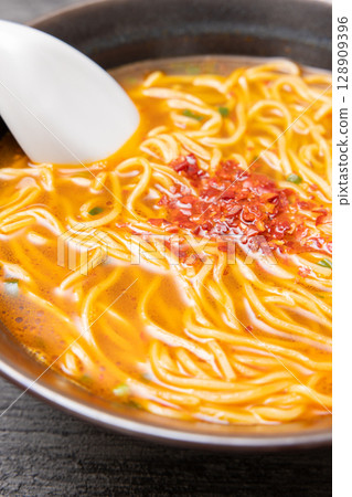 美味辛辣的台灣拉麵 128909396