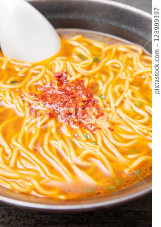 美味辛辣的台灣拉麵 128909397