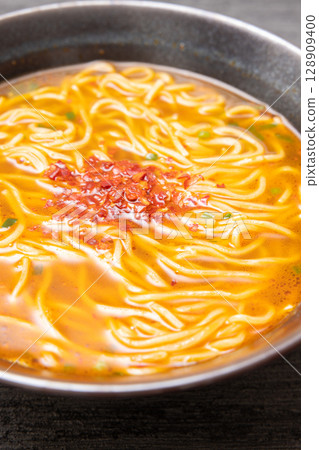 美味辛辣的台灣拉麵 128909400