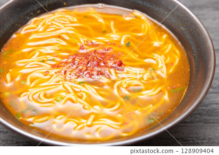 美味辛辣的台灣拉麵 128909404