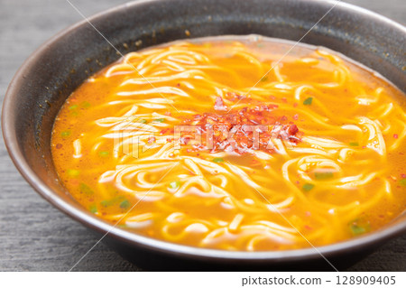 美味辛辣的台灣拉麵 美味辛辣的台灣拉麵 128909405
