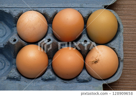 Half a dozen raw eggs in box 128909658