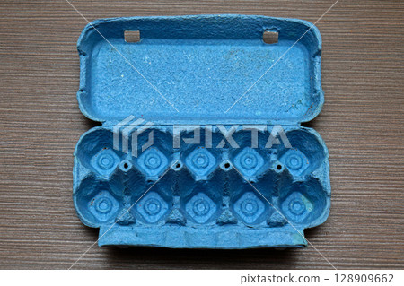 Open empty egg box 128909662
