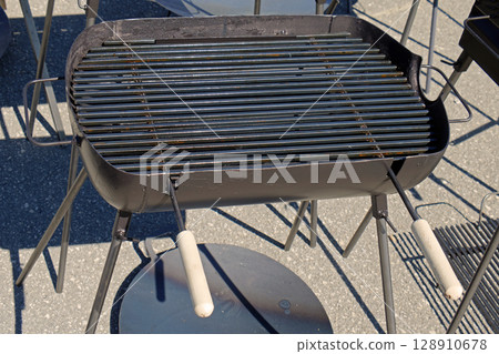 Empty grill panel outdoors 128910678