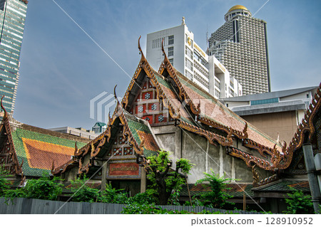 Old temples and buildings 128910952