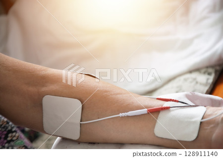 The use of electrical stimulation in the treatment of muscle inflammation 128911140