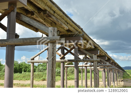 Kozuya Bridge (flowing bridge) in summer, Yawata City, Kyoto Prefecture 128912001