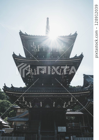 [Mizumadera Temple] A towering three-story pagoda 128912039