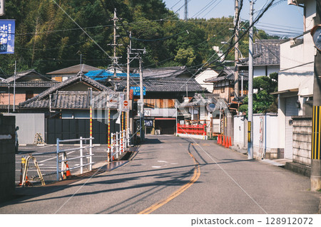 [Mizumadera] Nostalgic Japanese countryside townscape 128912072