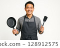 A mid-career male cooking class instructor and cooking utensils 128912575
