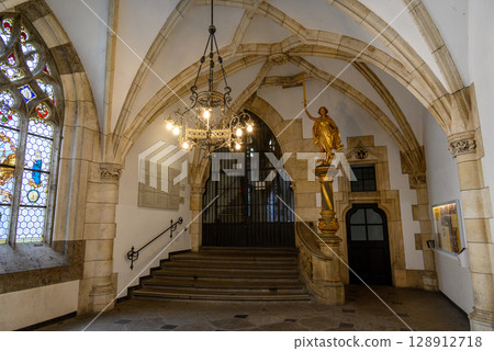 New Town Hall, Neues Rathaus, city government building on Marienplatz square in central Munich in Bavaria, Germany New Town Hall, Neues Rathaus, city government building on Marienplatz square in central Munich in Bavaria, Germany 128912718