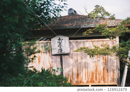 【乙己寺】復古風格的廁所外觀 【乙己寺】復古風格的廁所外觀 128912879