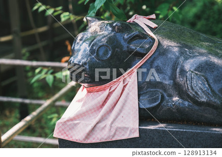 [Nagaoka Tenmangu Shrine] Kyoto Bronze statue of a cow wearing an apron 128913134