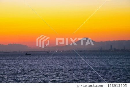 從東京灣海岸線的海螢堡眺望富士山的夜景 128913305