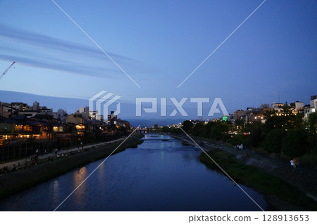 Around Shijo Ohashi Bridge on a summer evening Around Shijo Ohashi Bridge on a summer evening 128913653