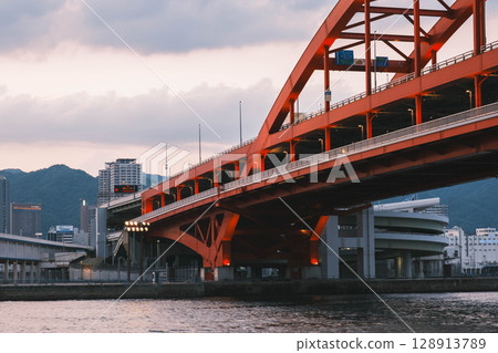 [Port Island] Hyogo, night view of Kobe Bridge 128913789