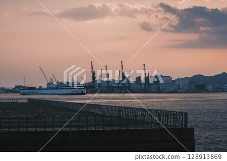 [Port Island] Night view of the port town of Kobe 128913869