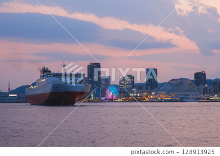 【港島】大型遊輪在美麗的夕陽中啟航 【港島】大型遊輪在美麗的夕陽中啟航 128913925