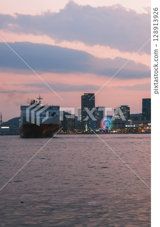 【港島】大型遊輪在美麗的夕陽中啟航 128913926