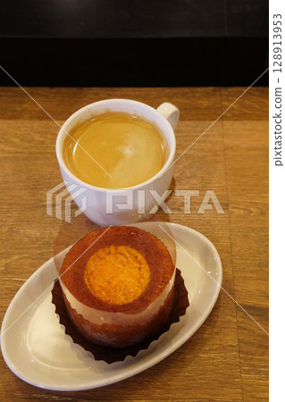 京都咖啡館的咖啡和蛋糕 128913953