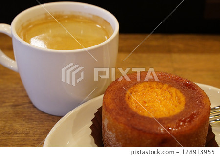 Coffee and cake at a cafe in Kyoto 128913955