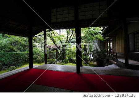 View of the grounds of Keishun-in, a subtemple of Myoshinji Temple 128914123