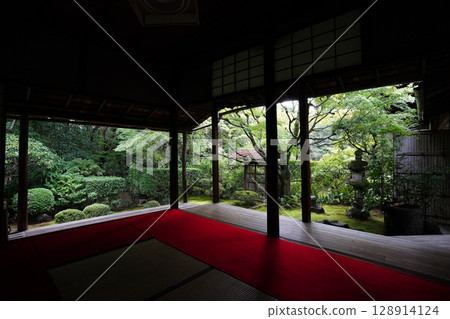 View of the grounds of Keishun-in, a subtemple of Myoshinji Temple 128914124