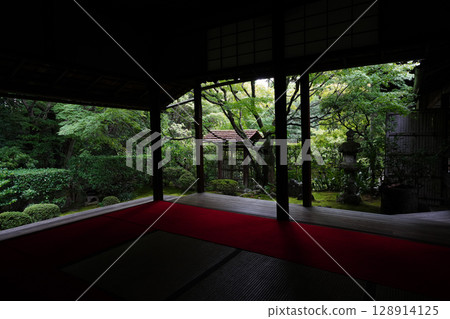 View of the grounds of Keishun-in, a subtemple of Myoshinji Temple 128914125