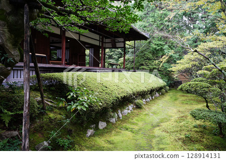 View of the grounds of Keishun-in, a subtemple of Myoshinji Temple 128914131