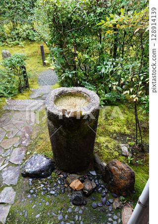 View of the grounds of Keishun-in, a subtemple of Myoshinji Temple 128914139