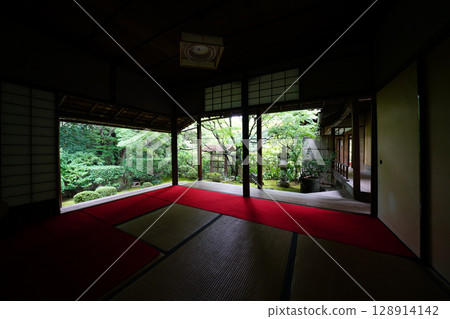 View of the grounds of Keishun-in, a subtemple of Myoshinji Temple 128914142
