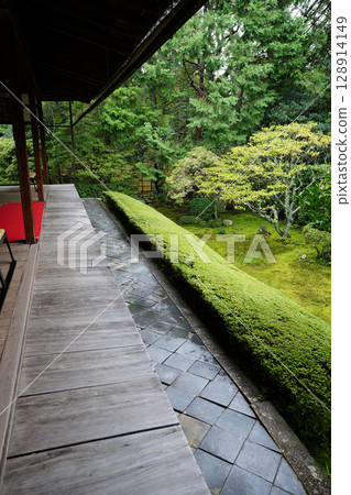 View of the grounds of Keishun-in, a subtemple of Myoshinji Temple 128914149