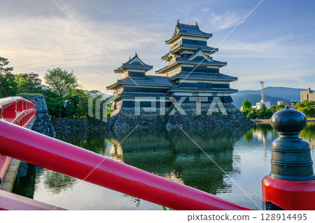 Usubashi Bridge and Matsumoto Castle [Sunrise] 128914495