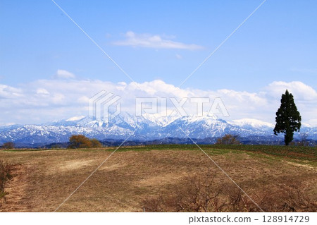 Spring in Ojiya, Niigata Prefecture, Yamamotoyama Plateau and the Echigo Sanzan mountain range with remaining snow Spring in Ojiya, Niigata Prefecture, Yamamotoyama Plateau and the Echigo Sanzan mountain range with remaining snow 128914729