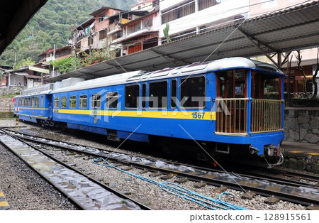 連接馬丘比丘和庫斯科的秘魯鐵路觀察車，馬丘比丘站，秘魯，南美洲 128915561