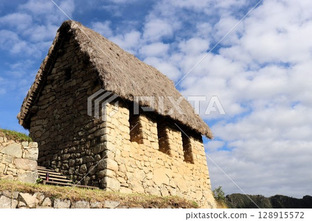 Machu Picchu on a sunny day, lookout hut, World Heritage Site, Peru, South America 128915572