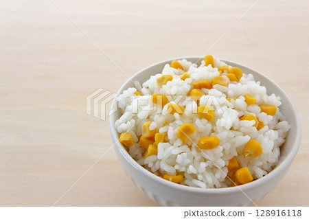餐桌背景中的玉米混合米飯 128916118
