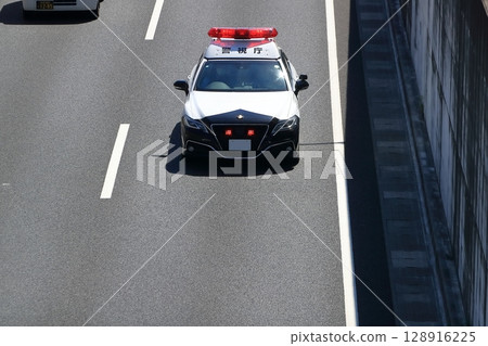 Patrol car 128916225