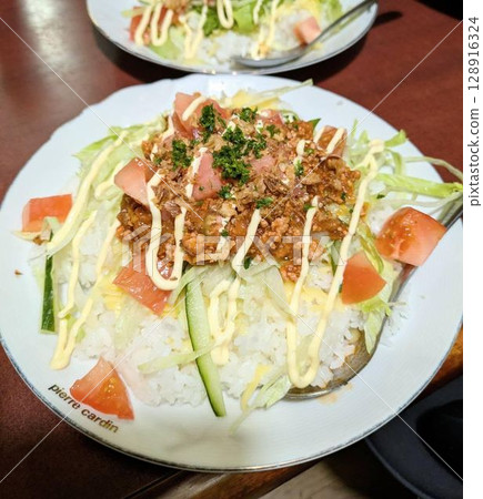 Taco rice  128916324