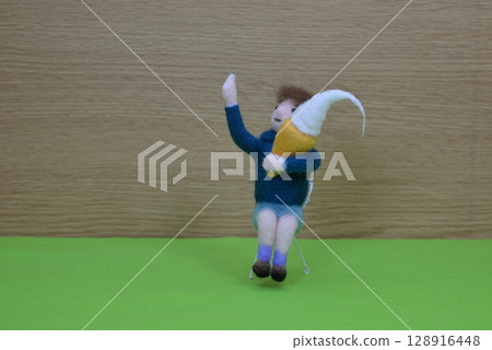 Child with soft serve ice cream 128916448