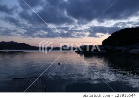 Quiet ocean 128916544