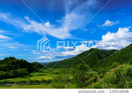 Nara Nunome Dam under a summer sky. Cumulus clouds in the northeastern sky. In the plaza next to the parking lot on the east side of the dam. ⑧ 128916646