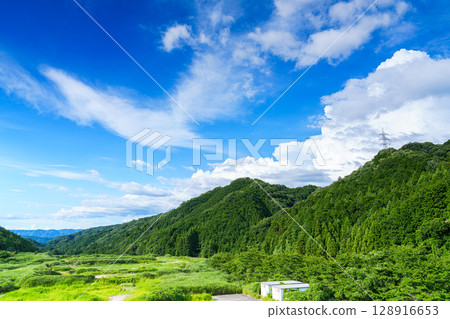 Nara Nunome Dam under a summer sky. Cumulus clouds in the northeastern sky. In the plaza next to the parking lot on the east side of the dam. 128916653