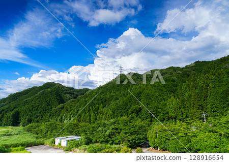 Nara Nunome Dam under a summer sky. Cumulus clouds in the northeastern sky. In the plaza next to the parking lot on the east side of the dam. 128916654