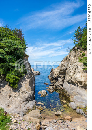 Yunotsu, Shimane Prefecture, reefs and the blue Sea of Japan 128916780