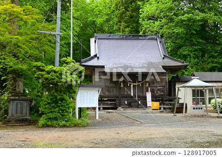 Yasaka Shrine on Enmanji Kannonyama, a remnant of Shinto-Buddhist syncretism 128917005