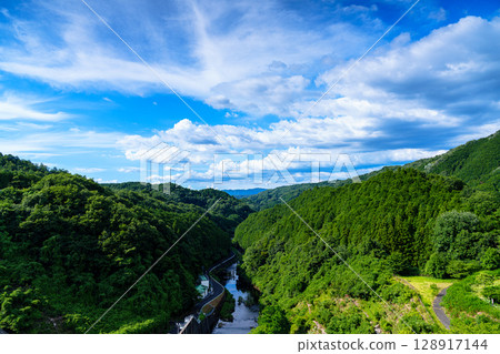 佈目水壩的夏天:布目川的夏日天空與陽光照耀下的溪谷,遠處的笠置山脈與翠綠的溪谷① 佈目水壩的夏天:布目川的夏日天空與陽光照耀下的溪谷,遠處的笠置山脈與翠綠的溪谷① 128917144